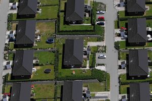En boligejer med et realkreditlån har i gennemsnit 80.000 kr. mere om året i disponibel indkomst end danskere uden et realkreditlån, viser ny analyse.