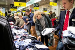 Udsigten til faldende priser i Europa giver danskerne billigere varer. Men det er skidt, hvis det også smitter af på lønnen.