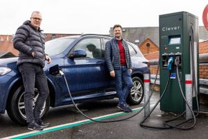 En plug-in-hybrid kan godt være grøn, hvis man kører korte ture og lader den op dagligt, siger FDM, der får mange henvendelser fra forvirrede bilejere.