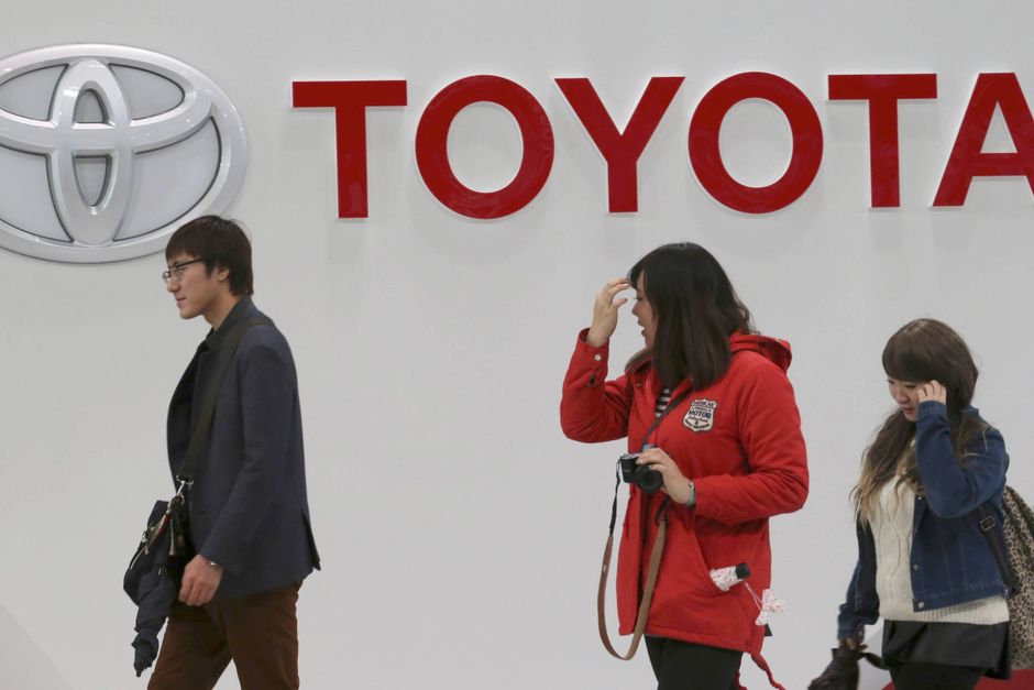 Toyota har tilbakaldt nogle af sine elbiler, fordi der er risiko for at hjulene kan falde af. Foto: AP Photo/Koji Sasahara