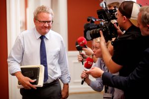 Regningen til statens advokat slår rekord på rekord trods politiske ambitioner om det modsatte. Nu forsøger Venstre igen at gøre op med den såkaldte Kammeradvokatordning, men forslaget modtager blandede reaktioner.