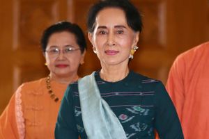 Aung San Suu Kyi kastet i armene på Kina på grund af Vestens reaktioner på den blodige rohingya-krise.