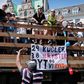 Årets studenter fejrer de overståede eksaminer. De kører i studentervogn, fester og bader i Storkespringvandet på Strøget.