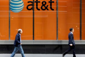 Amerikanske AT&T leverede en overraskelse, da overskuddet i første kvartal blev større end ventet.