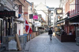 Barkoncernen Rekom forklæder sine ansatte som almindelige forbrugere og bryder loven, skriver Politiken.
