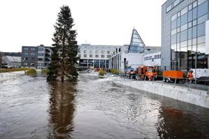 Redningsmandskab har haft travlt med at pumpe vand i Holstebro, hvor bl.a. Musikteatret er oversvømmet. Foto: Jens Dresling/Polfoto