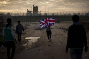 I den nordfranske havneby Calais har man stadig store problemer med illegale migranter, som rejser dertil med håbet om at komme videre til Storbritannien. Foto: Emilio Morenatti/AP.