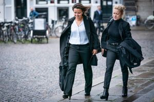 
    Kia Reumert (th.), der repræsenterer anklagemyndigheden, ankommer til Københavns Byret, hvor Britta Nielsen-sagen fortsætter. Foto: Niels Christian Vilmann/Ritzau Scanpix
  