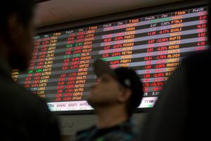 Gæster ser på monitoren med aktiekurser på børsen i Sao Paulo, Brasilien, hvor kurserne torsdag faldt, efter at ratingbureauet Standard & Poor's gav landets gæld status af junk.