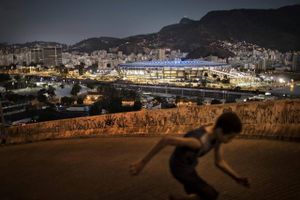 Udsigt over Rio de Janeiro, hvor Maracana Stadion er oplyst, da arrangørerne øver sig på åbningsceremonien. Foto: Felipe Dana
