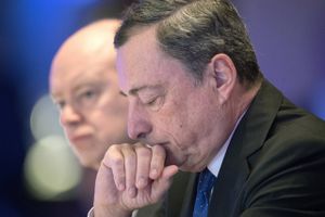 Skal ECB fortsætte med at opkøbe værdipapirer for 600.000.000.000 kr. om måneden, eller er tiden kommet til at trappe ned? Foto: AP/Boris Rössler