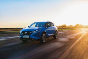 Nissan løfter hele sløret for den nye Qashqai, der kommer til sommer med mere plads og ny infotainment, mens versioner med den halvelektriske e-Power-drivlinje følger til næste år.