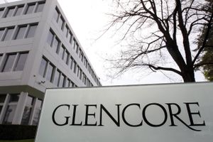 I sidste uge var der kursklø til Glencore - i denne er aktien steget med raketfart. Men mineselskabets gigantiske kreditlinje kan være en trussel under bankverdenen, lyder det nu.