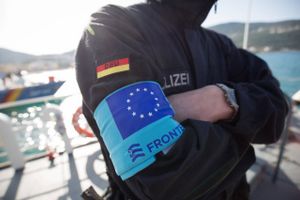 Fremover skal flere grænsevagter under en fælles EU-hat kunne rykke. Her er en tysk betjent på patrulje i Grækenland. Foto: AP  