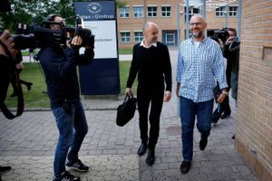 Fhv. chefredaktør Henrik Qvortrup (th) ankom til Retten i Glostrup med sin forsvarer Anders Németh. Foto: Jens Dresling/Polfoto