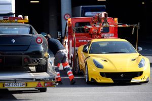 Hvis man gerne vil sælge sin brugte bil, så er farven ikke underordnet for prisen. Gule biler henter højere priser end andre farver. Måske fordi de er mere sjældne. Denne bil af mærket Ferrari kan nok sælges uanset farven. Foto: Laurent Gillieron/Keystone via AP, File.
