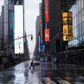 En hjemløs krydser et tomt Times Square som symbol på coronakrisen. Foto: Reuters/Carlo Allegri
