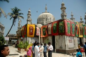 Indien er på mange måder en smeltedigel af sociale klasser, religioner  og kulturer. Netop templer og moskeer er et godt sted at få indtryk af befolkningens mange ansigter.