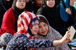 Ifølge Indonesiens præsident er det en styrke for muslimske lande, at mange er unge. Men det sætter nogle økonomer et stort spørgsmålstegn ved.