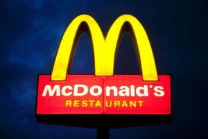 Dette er et standardbillede af McDonald’s, som mennesker overalt på kloden kan genkende. Den gyldne måge, der repræsenterer junkfood, fastfood, burgere og globalisering. Foto: Arkiv