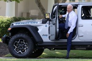Præsident Joe Biden har genindført skrappe krav til bilernes brændstoføkonomi, men USA's kærlighed til olien er usvækket. Foto: Reuters/Jonathan Ernst  