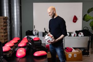 Den danske startup Next11 har netop lanceret et system til at måle fodbold- og ishockeyspillere under kamp. Nu bliver det brugt i Paris Saint-Germain, og andre storklubber står på spring. 