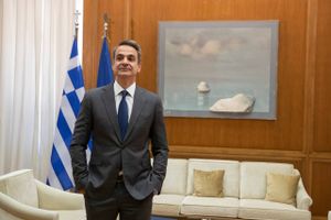 Premierminister Kyriakos Mitsotakis har bedt en gruppe økonomer med Nobelpristageren Christopher Pissarides i spidsen om at udarbejde en plan for moderniseringen af græsk økonomi. Foto: AP/Petros Giannakouris