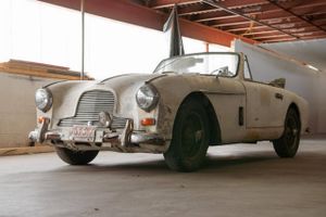 Den har været efterladt i en lade i 41. Alligevel regner auktionshuset Bonhams med at kunne få mellem 1,7 og 2,1 mio. kr. for denne Aston Martin DB2/4 Drophead Coupé fra 1954. den har så også kun haft to ejere. Foto: Bonhams.