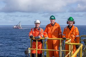 Claus Hemmingsen (i midten) er formand for Maersk Drilling og ser lyst på fremtiden for drillingsektoren. Her ses han med Martin Rune Pedersen fra Total (tv) og Morten Kelstrup fra A.P. Møller-Mærsk (th). Foto: Total