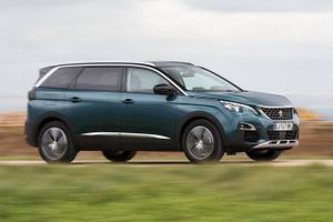 Peugeot 5008 vokser og skifter attitude fra at være en forsigtig MPV til en mere vovet SUV. Det er det, som bilkøberne vil have. Foto: Peugeot