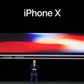 Apple-CEO Tim Cook under sidste års præsentation af iPhone X med OLED-skærmteknologi. Foto: Marcio Jose Sanchez (AP)