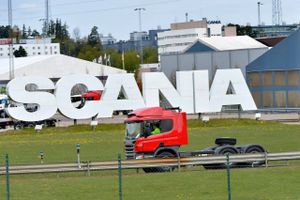 Lastbilproducenten Scania, som producerer en meget stor del af de lastbiler, som danske vognmænd kører i, har nu sat tal på, hvad kartelsagen kan komme til at koste for virksomheden. Foto: AP/Anders Wiklund
