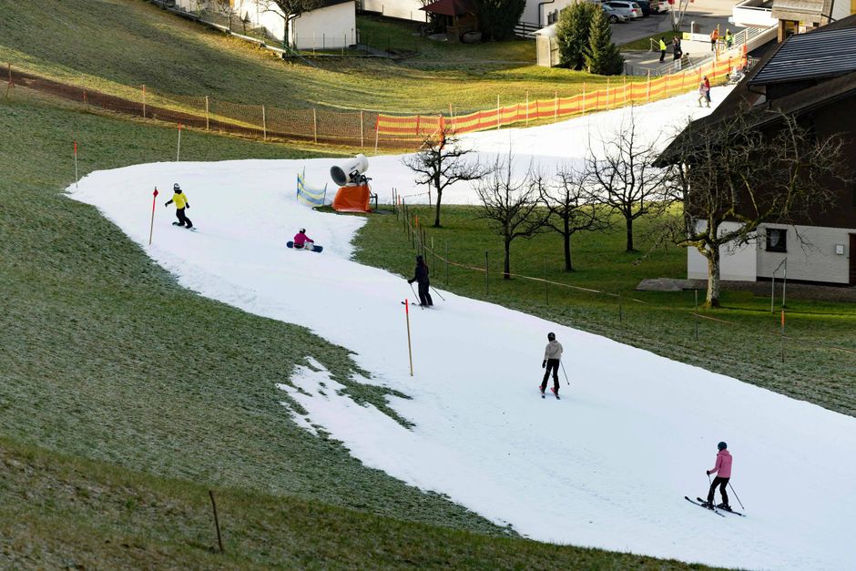 Rekordhøje temperaturer betyder, at sneen i Alperne smelter, hvis den da overhovedet er faldet. Specielt i to lande står det slemt til. 