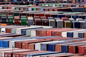 CMA CGM, som er et af verdens største rederier, vil belønne sine kunder for at hente deres containere hurtigt i de pressede havne på den amerikanske vestkyst.