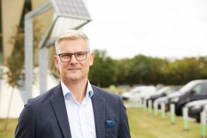50 år mandag: Elcon har i Jesper Knudsens tid som topchef undergået en markant forandring. Når han er på landevejen, lytter han efter at have været i en presset situation til AC/DC. 