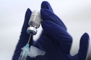 Et konsortium af danske selskaber, der samarbejder om udviklingen af en mulig coronavaccine, har ansøgt om tilladelse til at starte de første kliniske forsøg med lægemiddelkandidaten ABNCoV2. Afgørende finansiering mangler dog stadig.