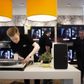 HI-Fi Klubben driver butikker i ind- og udland. Her er det forretningen i Lyngby, hvor medarbejder Benjamin Østerby justerer et af produkterne.