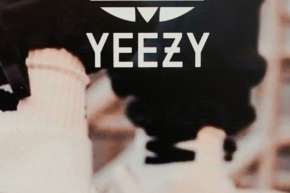 Adidas ved ikke rigtig, hvad koncernen skal stille op med et stort lager af de populære Yeezy-sko under rapperen Kanye Wests brand. Foto: Seth Wenig/AP/Ritzau Scanpix.