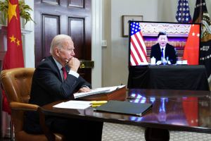 Fredag talte USA’s præsident, Joe Biden, i telefon med Kinas leder, Xi Jinping. Det skete efter stigende spændinger mellem de to lande. 