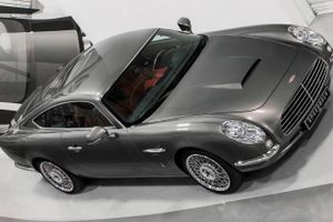 Den elegante David Brown Speedback GT, der har designmæssige tråde til Aston Martin DB6, er udstyret med en V8-motor fra Jaguar og beskrives som en moderne GT med hjerte og sjæl fra en klassiker. Fotos: dpp