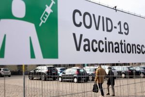 Flokimmunitet i Danmark er nært forestående, og dermed kan den hundedyre massetest og massevaccination skaleres ned. 