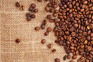 Det manglende kaffeforbrug på restauranter, caféer og arbejdspladser medfører store nedgange i salget ved kaffefirmaerne Peter Larsen Kaffe og BKI Kaffe. Ved Merrild Lavazza Danmark nyder man godt af, at salget er flyttet over til detailmarkedet.