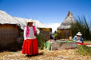 I det sydlige Peru, højt oppe i bjergene, bor Uros-folket på flydende øer af siv – ligesom de har gjort altid, selv længe før inkaerne kom til.