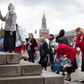 Russiske kvinder efter en gudstjeneste på Den Røde Plads i Moskva, der lider under vigende økonomi.