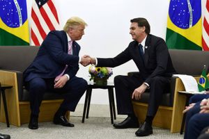 Brasilien gik fra diktatur til en af verdens nye stormagter på få årtier. Men præsidentvalget søndag mellem ”Tropernes Trump” og en tidligere mirakelmager står nu til at blive et slag mellem demokrati og autokrati.    