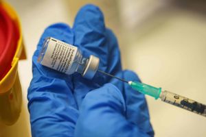 EU gav Pfizer-Biontech lov til at ændre vaccineinformation. Først nu er betydningen gået op for EU's medlemslande. 