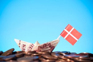 Men der står stadig alt for mange penge på danskernes bankkonti og æder sig selv, advarer økonom.