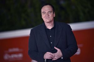 60 ÅR MANDAG: Blodet flyder, og våben er der nok af. Quentin Tarantino har formået at få smuk, sart kunst ind i gangsterfilm, der samtidig får det til at løbe koldt ned at rykken. 