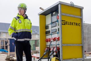 Alt bliver digitaliseret, og det samme gælder byggebranchen, der står for 40 pct. af verdens CO2-udledning. Ny IoT (Internet of Things)-teknologi kan optimere mange strømtunge processer, og det er ifølge ekspert et vigtigt skridt i den grønne omstilling. Men den store dataindsamling har også en skyggeside.