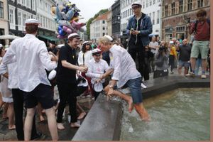 Årets studenter springer ud og bader i Storkespringvandet på Amagertorv i det indre København. Det var et syn turister og andet godtfolk ikke var helt forberede på....